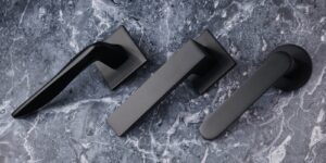 Scopri di più sull'articolo Come scegliere le maniglie per porte e finestre: consigli pratici
